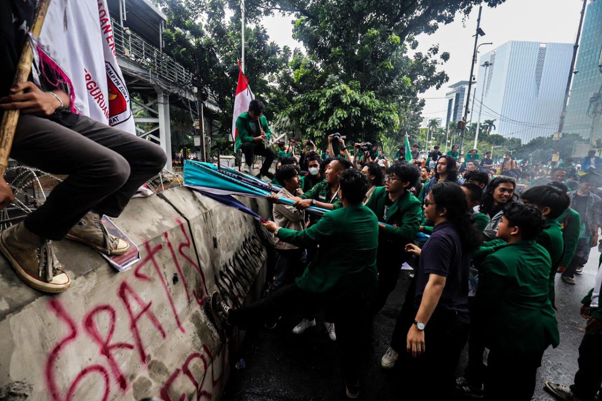 aksi-massa-mahasiswa-tolak-potongan-anggaran-pendidikan-dan-ruu-kejaksaan-polri-tni