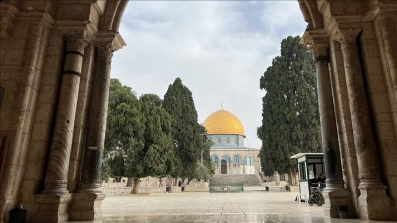Puluhan Ribu Umat Muslim Salat Jumat di Al-Aqsa Meski Dibatasi Ketat Israel